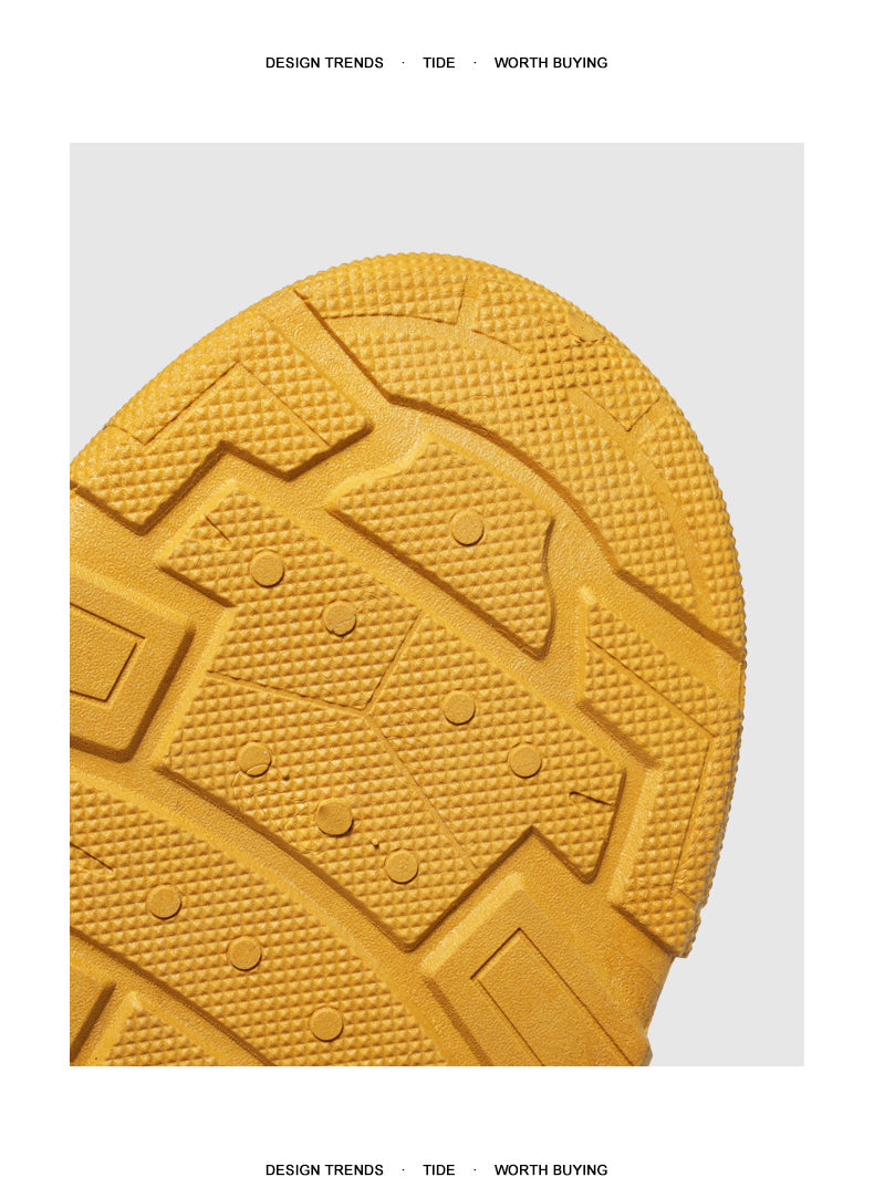 D836 Hiking boots with slip-resistant soles
