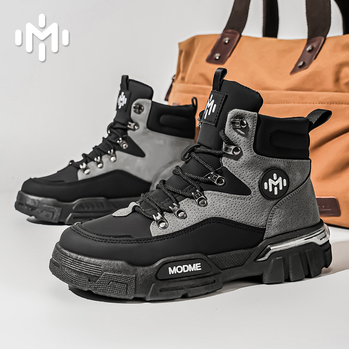 D836 Hiking boots with slip-resistant soles