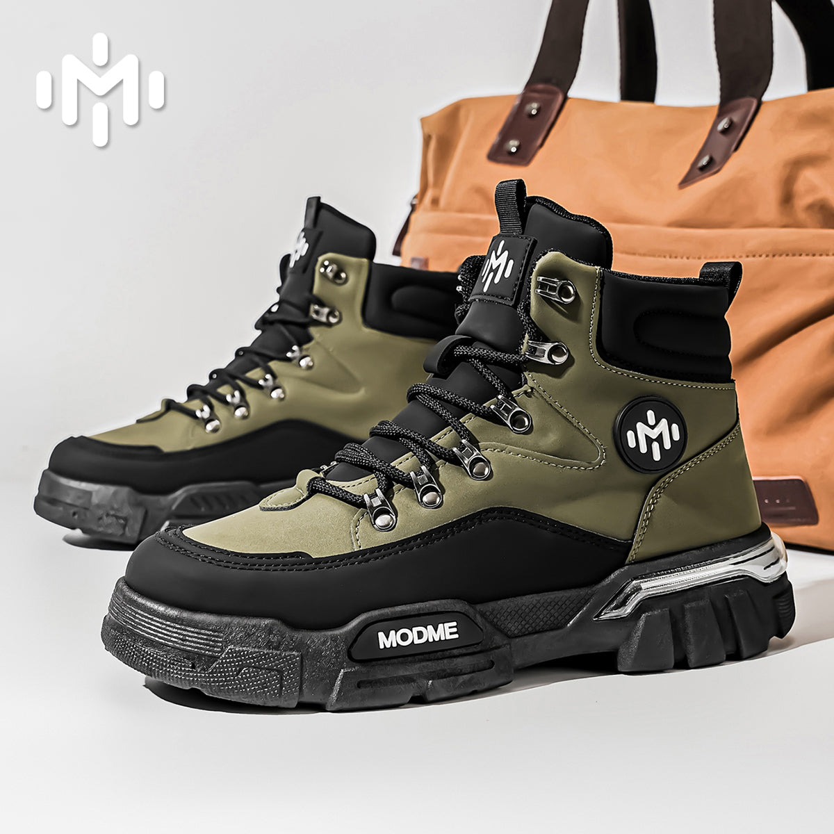 D836 Hiking boots with slip-resistant soles