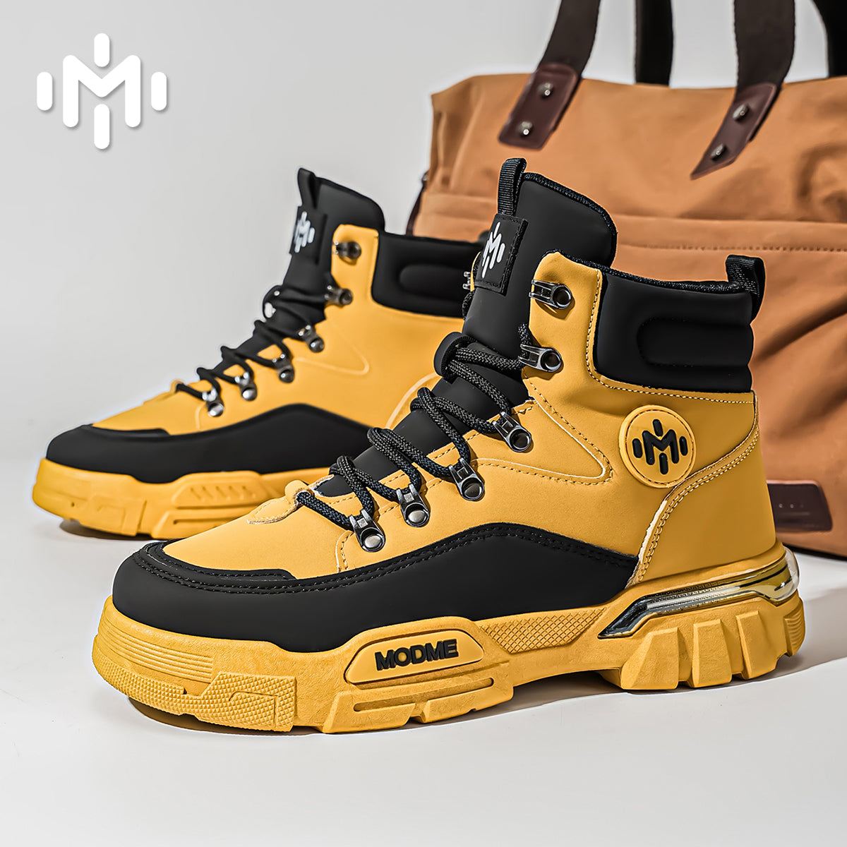 D836 Hiking boots with slip-resistant soles